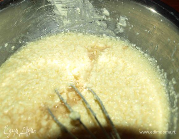 Взбиваем масло с яйцами, добавляем десертное вино (у меня мускат) и взбиваем еще раз.