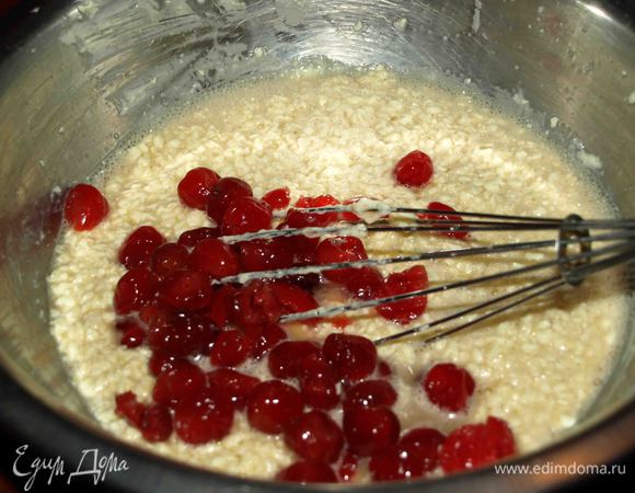 С  вишни сливаем воду, отжимаем. Вишню можно добавить целой, можно разрезать на две половинки. 
Добавляем вишню к масляно-яично-винной смеси. Перемешиваем.