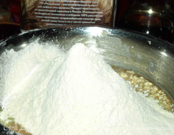 Добавляем просеянную муку, разрыхлитель и перемешиваем.