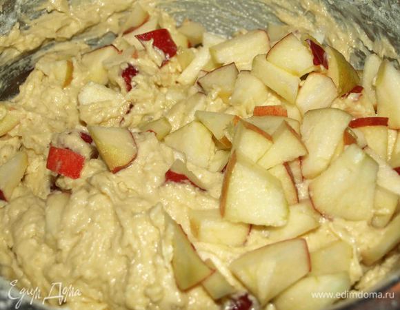 Яблоки не крупно нарезать и добавить в тесто. Хорошо перемешать.