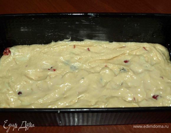 Тесто выкладываем в форму и отправляем в заранее разогретую до 180°С духовку на 40 — 45 минут. Готовность проверить бамбуковой палочкой. 