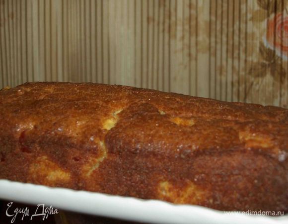 Когда кекс готов, достаем из духовки, даем немного остыть и выкладываем на доску, решетку, блюдо. Даем кексу полностью остыть, а еще лучше дать ему настояться пару часов. 