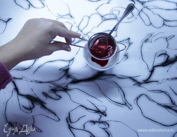 Процедить малиновое варенье через ситечко, чтобы удалить все косточки.