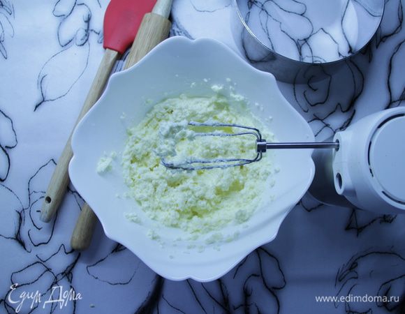 Взбить миксером в миске творог, сахар (50 г), сметану (20 г) и сливочное масло.