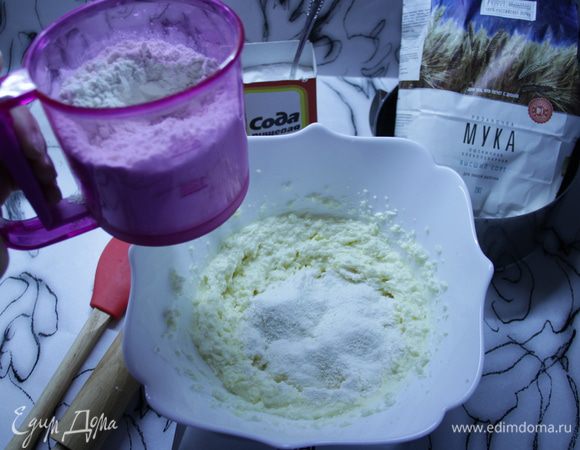 Всыпать в творожную смесь всю муку с содой и замесить миксером.