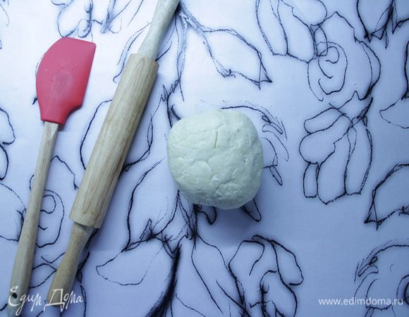 Скатать тесто в шар и убрать в холодильник на 30 минут.