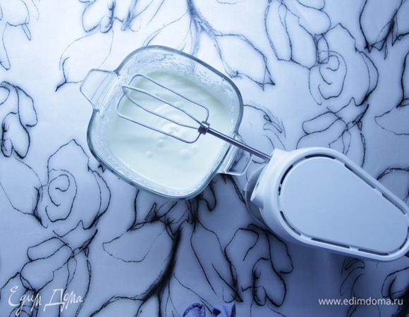 Взбить сметану (580 г) с сахаром (100 г).