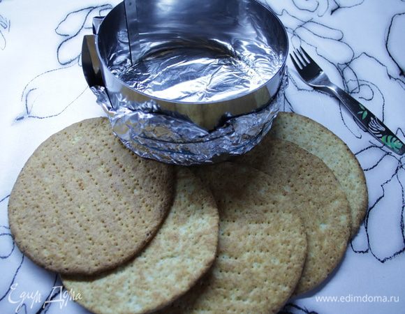 Если используете кольцо, оберните его фольгой снизу и закрепите ее резинками или нитью.