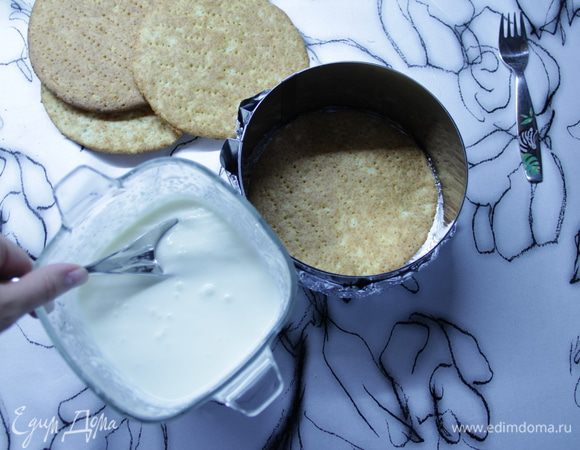 Укладываем в форму коржи, щедро заливая каждый из них сметанным кремом( 3 — 4 ст. л.). Пару ст. ложек крема можно оставить для финального оформления торта.
Убираем в холодильник не менее, чем на 1,5 чсаса.