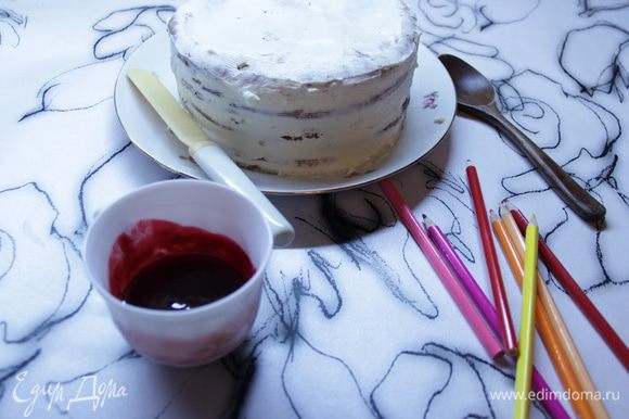 Достать торт из холодильника, аккуратно снять кольцо, выравнить крем по поверхности и бокам торта.
