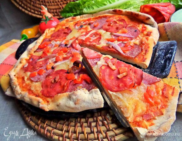 Получились 2 средние пиццы. Пеклись поочередно.