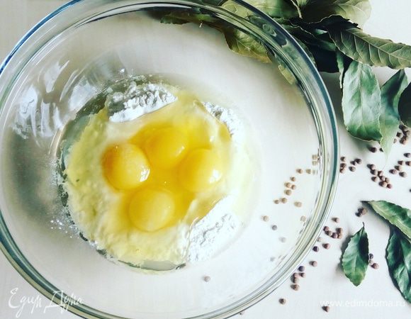 В глубокую миску высыпаем стакан муки, разбиваем туда 4 яйца, щепотку соли + 1 ст. ложка оливкового масла, все перемешиваем.