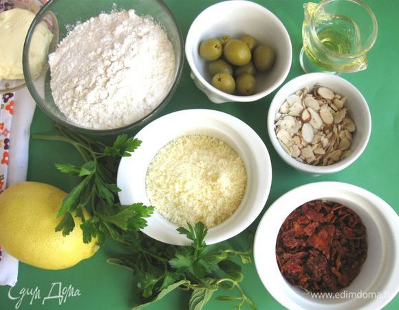 Приготовить все необходимое. Сыр натереть на мелкой терке. Зелень помыть, обсушить. 