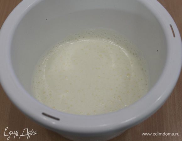  Для теста в большой миске взбейте яйца.