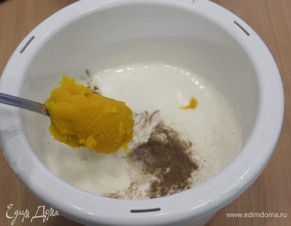 Добавьте  готовое охлажденное тыквенное пюре и корицу, перемешайте.