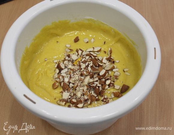 
 В отдельной миске смешайте  муку, разрыхлитель, соду, соль и ванильный сахар. Добавьте эту смесь к тыквенной массе и замесите тесто. Добавьте орешки.