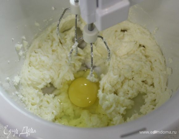 Для сливочной начинки взбейте сыр, добавьте сахар и яйца, взбейте до однородной массы. Добавьте муку и еще раз взбейте. 