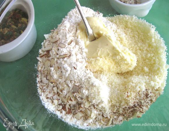 Смешать муку, половину (чуть измельчить руками) миндальных лепестков, половину цедры лимона, сливки, половину указанной в ингредиентах соли.