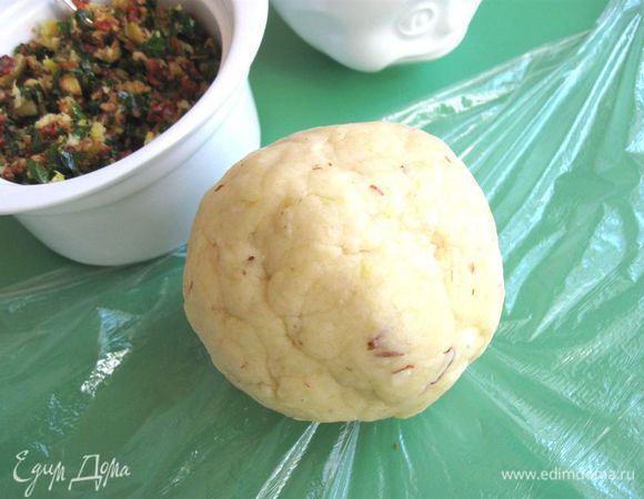  Скатать шар, завернуть в пленку, убрать на 30 минут в холодильник.
