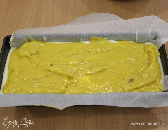 В  форму для кекса влейте половину тыквенного теста. Затем сливочную начинку, снова тыквенное тесто, разровняйте. 