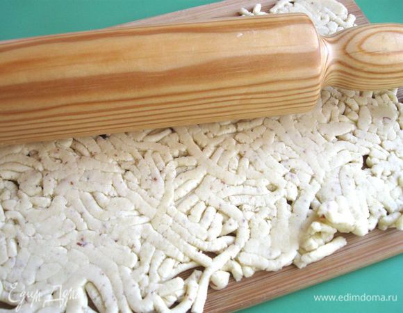 Слегка прокатать скалкой.