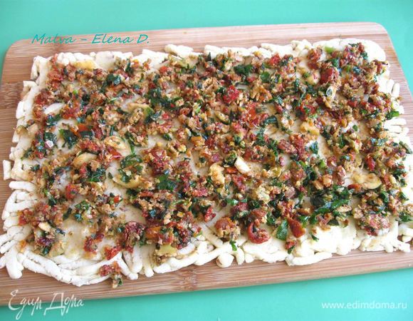 
Положить ровным слоем на тесто начинку. 