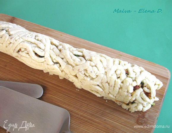 
Свернуть рулетом (я использовала длинный нож, чтобы скрутить рулет, которым приподнимала тесто по всей длине, или же вы можете положить на дощечку бумагу для выпечки и с помощью этой бумаги свернуть рулет). 