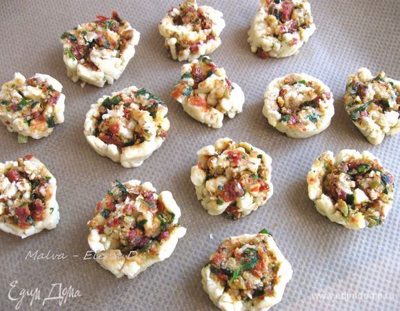 Нарезать на кусочки. Положить на противень, застеленный бумагой для выпечки. Отправить в духовку на 18 — 20 минут (время приблизительное).