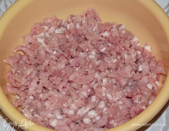 Мясо измельчить на мясорубке, добавить к луку, прожарить, постоянно помешивая, пока испарится лишняя жидкость (около15 минут).