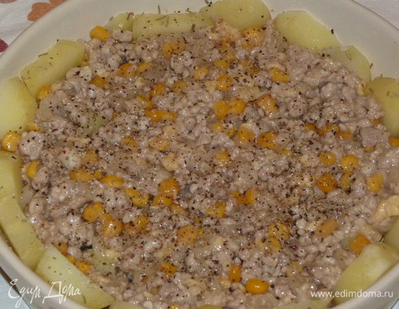 Выложить сверху фарш, по желанию поперчить.
