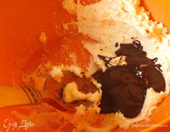 Добавляем растопленный шоколад. Остатки шоколада на посуде, в которой растапливался продукт пригодятся для украшения.