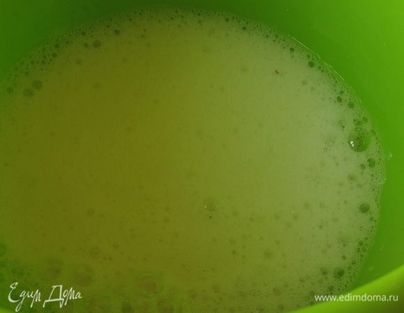 Взбиваем белки с солью, добавляем оставшийся сахар, взбиваем до жестких пиков.