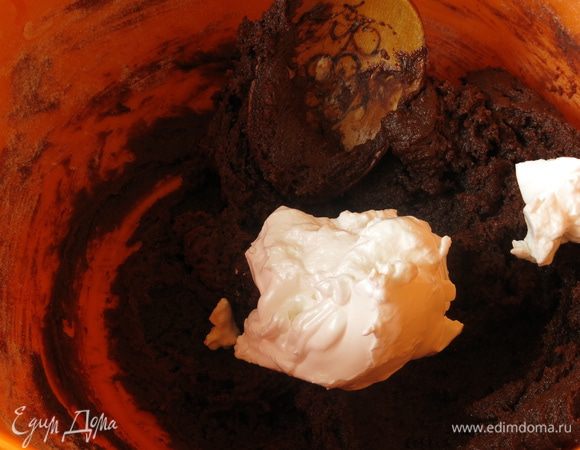 Вводим порционно белки, перемешиваем аккуратно снизу вверх.