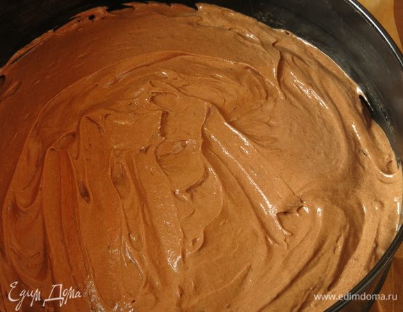 Выкладываем тесто в форму, выпекаем при 170°С 30 минут. Даем остыть на стаканах.