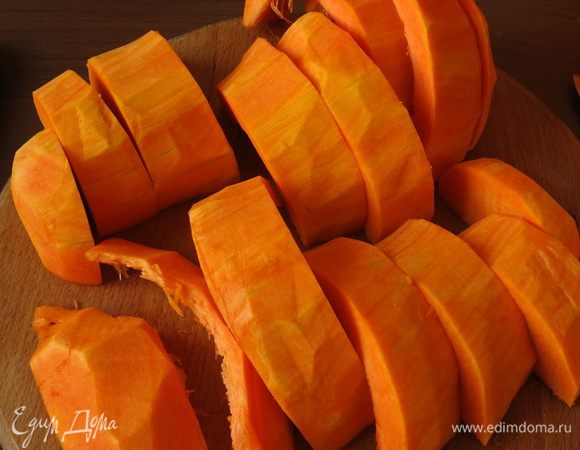 Нарезаем тыкву без шкурки, отвариваем до готовности с щепоткой соли.