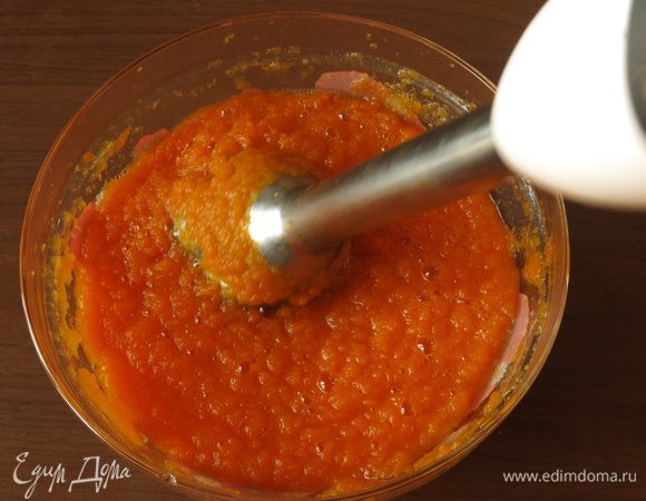 Пюрируем тыкву, добавляем сахар и ванильный сахар. Количество сладости опционно. Добавляем быстрорастворимый желатин в чуть теплую массу, даем ему раствориться. Остывшую массу ставим в холодильник для охлаждения. 