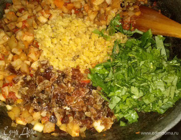 По очереди к луку добавляем морковь, корень сельдерея, баклажан. Все потушить и добавить помидоры 2 шт. или томатную пасту. Отставляем овощи, к ним добавляем промытый булгур, зелень, соль, перец и изюм, предварительно промытый.