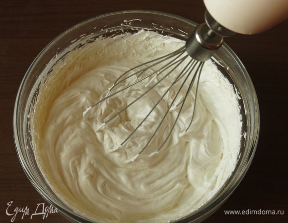 Взбиваем сливки. Так как подбирала компоненты и их количество в процессе приготовления, подготовила несколько больше сливок.