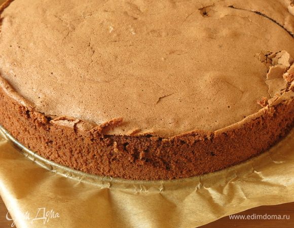 К этому времени бисквит остыл. Выбран шоколадый бисквит с маслом и растопленным шоколадом из-за насыщенного цвета готового бисквита и более влажной и в тоже время воздушной текстуры. В десерте используется небольшая часть бисквита, остатки замораживаем или готовим другие десерты.