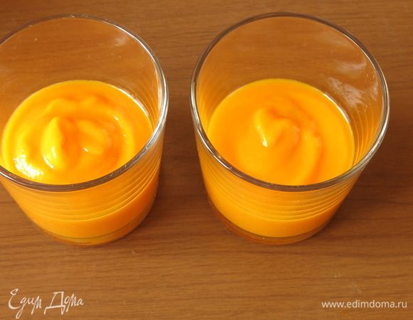 В стаканы выкладываем мусс.