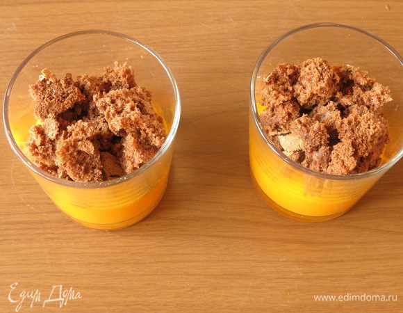 На мусс — шоколадный бисквит по 25 г на порцию. Кусочки бисквита укладываем вдоль стенок, так потеки мусса сохранят полоску бисквита.