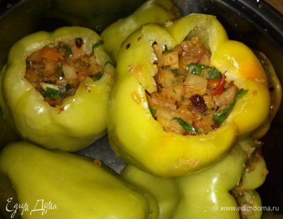 Фаршируем перец, но оставляем место, так как булгур разбухнет в процессе приготовления.