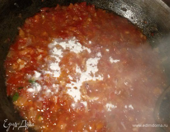 Делаем соус: 2 луковицы обжариваемые до золотистого цвета, далее добавляем морковь 2 шт., предварительно нарезанную, помидоры 4 шт., чеснок, соль и немного муки. Немного все потушить и добавить к фаршированному перцу, залить водой, бросить лавровый лист и тушить до готовности.