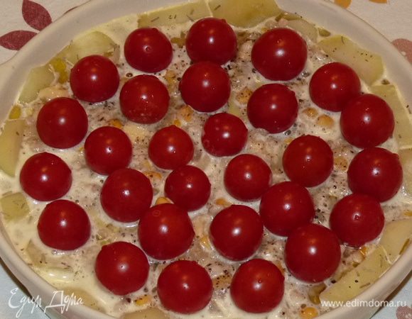 Яйца и оставшийся белок взбить со сливками, щепоткой соли и куркумой. Залить запеканку. Сверху выложить черри.