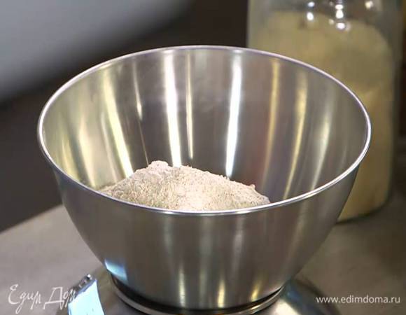 Муку перемешать с разрыхлителем и солью.