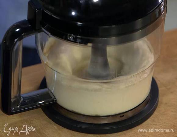 Сметану, сахар и яйцо поместить в чашу комбайна и взбить.