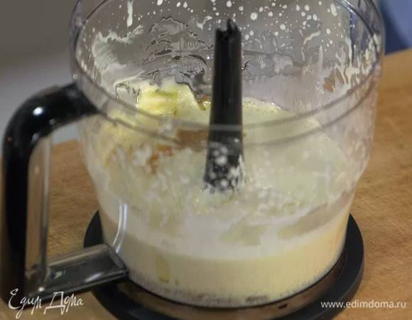 Добавить мед, ванильный экстракт и еще немного взбить.