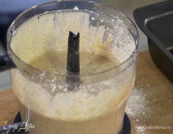 Продолжая взбивать, в три приема всыпать муку с разрыхлителем, каждый раз вымешивая в гладкое тесто.