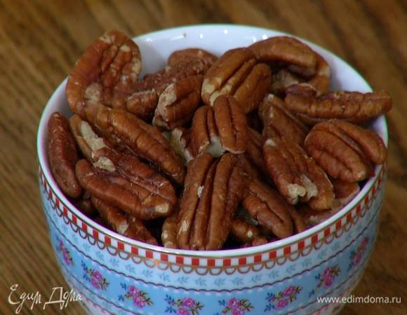 Добавить пекан и взбить еще немного, так чтобы орехи измельчились.