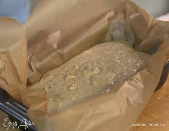 Форму для кекса выстелить пищевой бумагой, выложить тесто и разровнять его.